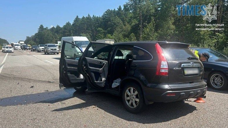 До уваги водіїв! Через ДТП рух трасою Київ-Чоп на Житомирщині ускладнений