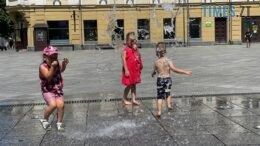 Дітям на радість: через спеку в Житомирі на Михайлівській увімкнули фонтан