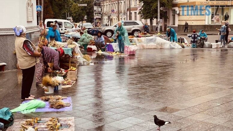 Під дощем і за новою датою: у Михайлівському соборі житомиряни святкують Яблучний Спас