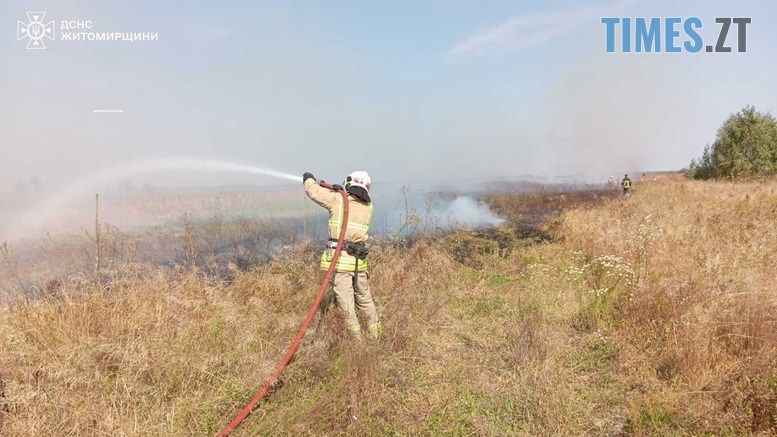 На Олевщині вогнеборці протягом чотирьох годин гасили загоряння торфовища