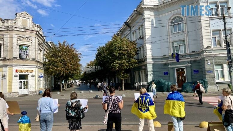 На Михайлівській юні житомиряни створюють паперові літаки і ракети