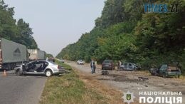 Автотроща на Житомирщині: людей із машин діставали рятувальники
