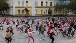 Забіг в рожевих фарбах: в Житомирі відбулася масова акція на підтримку онкохворих