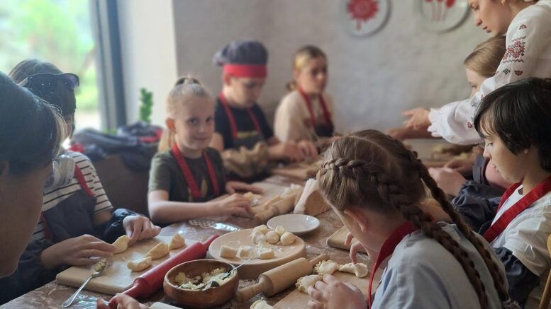 Інтеграція та відновлення через мистецтво і кулінарію: у Житомирі реалізують проєкт "Тепле коло разом"