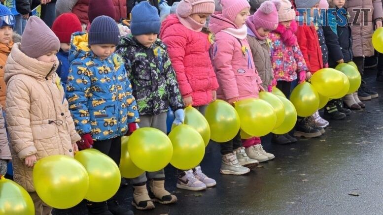 1000 днів війни: школярі та вчителі Житомира вишикувалися в ланцюг єдності