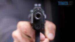 У Житомирі патрульні затримали чоловіка, який погрожуючи пістолетом касиру, обікрав магазин