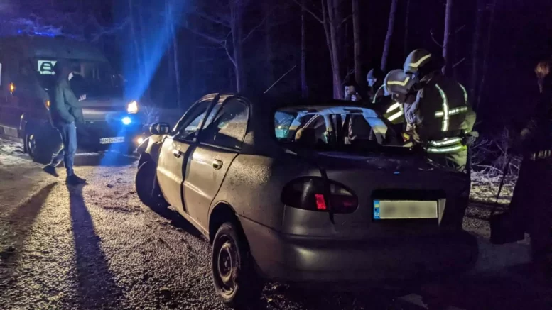 На Житомирщині рятувальники допомогли деблокувати пасажира легковика, який потрапив у ДТП