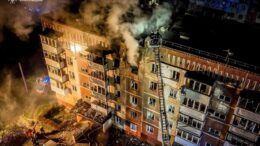 Вночі російські терористи вдарили безпілотником по житловому будинку у Тернополі