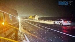 На Бердичівщині не розминулися легковик та автопоїзд: двоє людей у лікарні