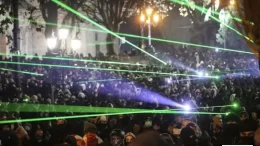 Мітингувальники обстріляли феєрверками будівлю парламенту в Грузії