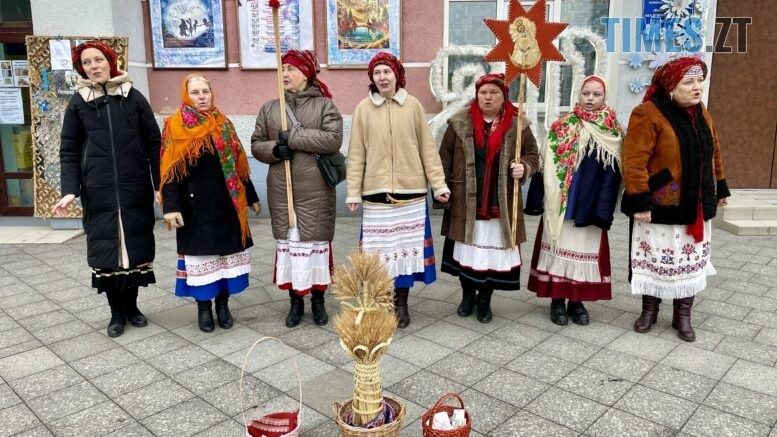 З сіна, взуття, ковбаси або класичні: огляд новорічних ялинок у Житомирі