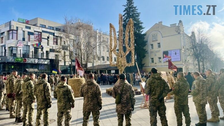 7-метровий Тризуб із дідухів у центрі Житомира стоятиме кілька днів