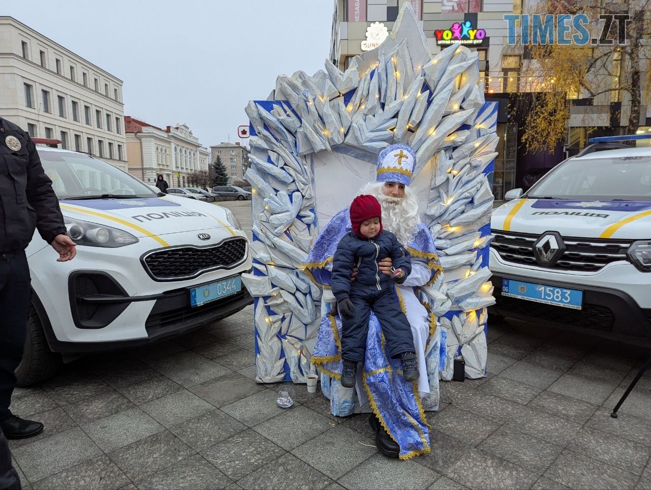 На Михайлівській патрульні поліцейські разом зі Святим Миколаєм вітали житомирян (ФОТО)