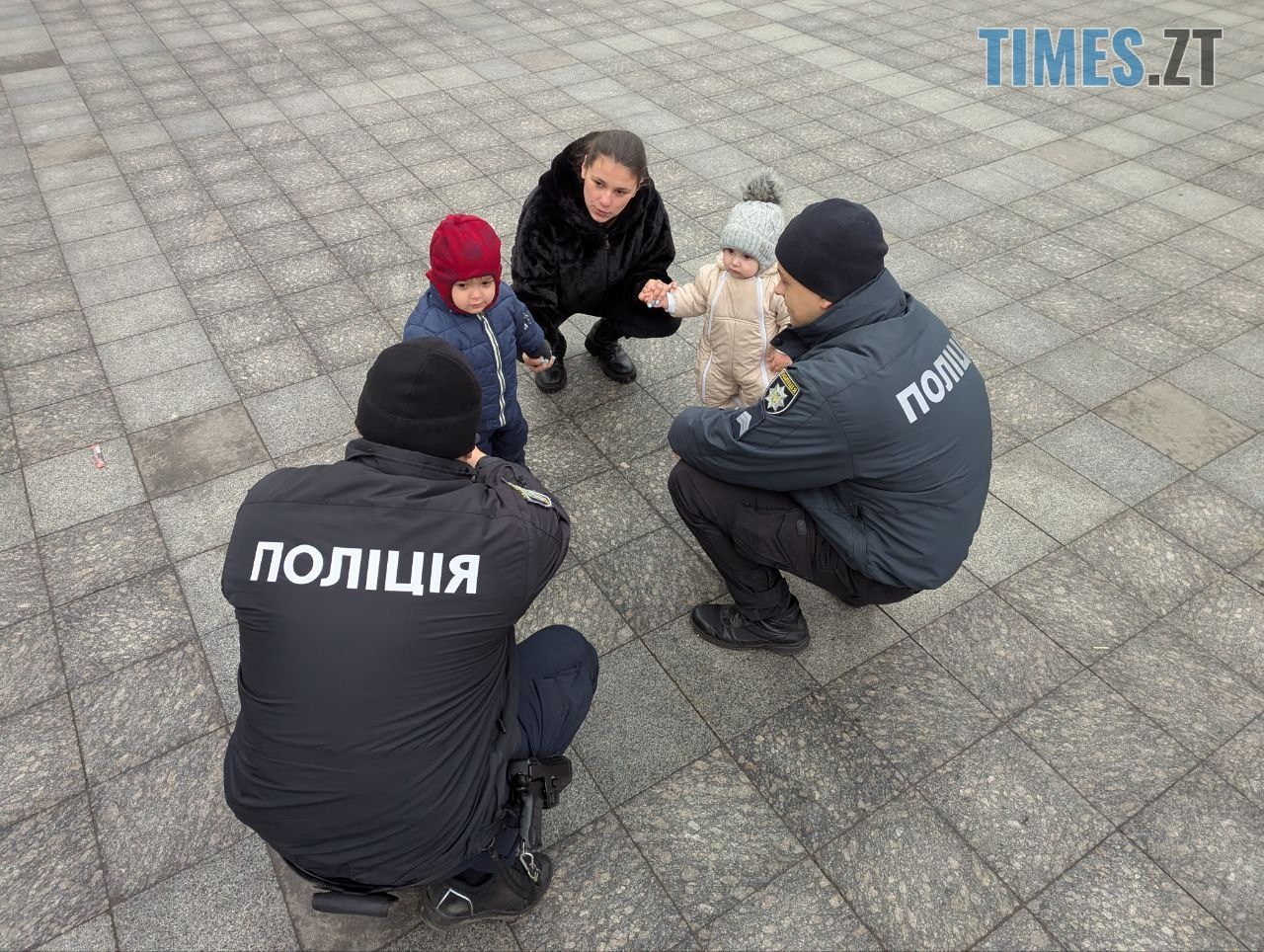 На Михайлівській патрульні поліцейські разом зі Святим Миколаєм вітали житомирян (ФОТО)