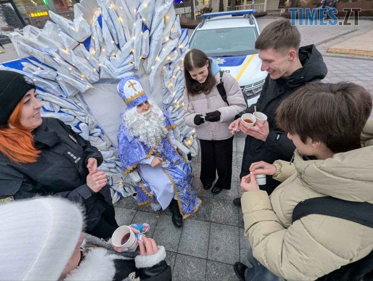 На Михайлівській патрульні поліцейські разом зі Святим Миколаєм вітали житомирян (ФОТО)