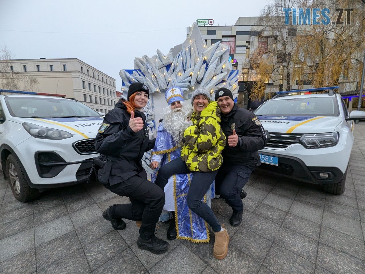 На Михайлівській патрульні поліцейські разом зі Святим Миколаєм вітали житомирян (ФОТО)