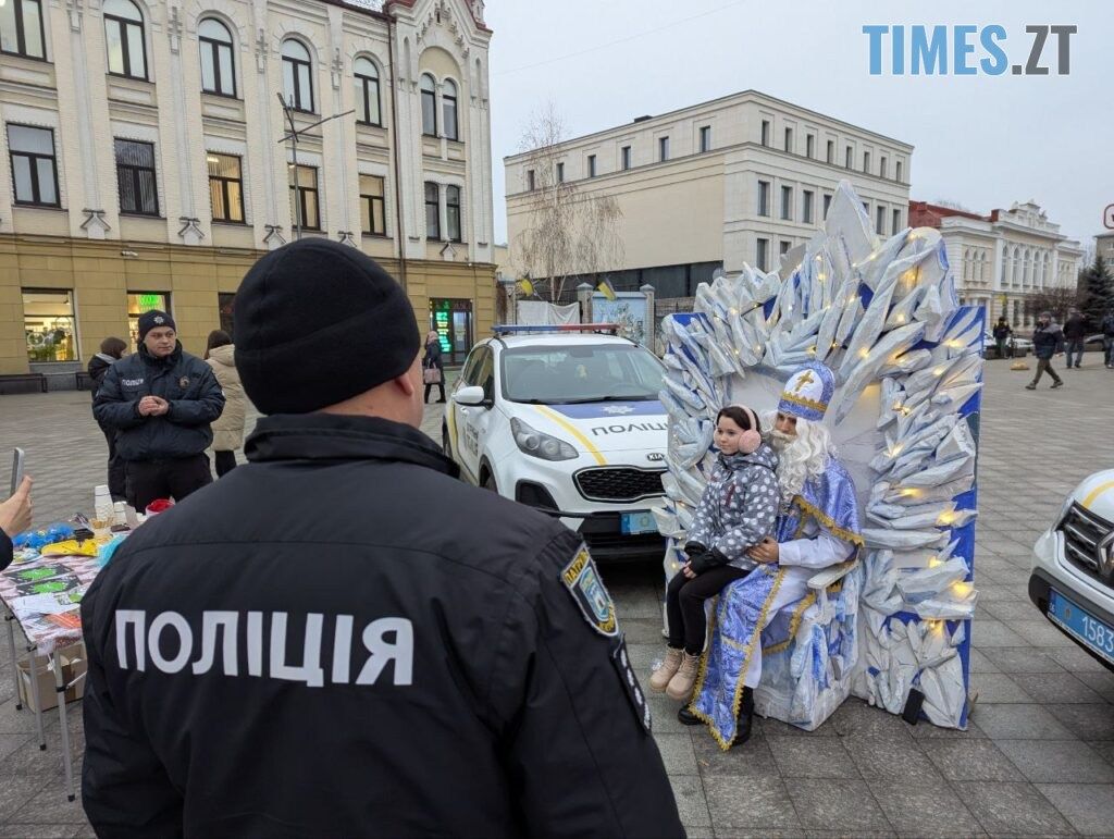 На Михайлівській патрульні поліцейські разом зі Святим Миколаєм вітали житомирян (ФОТО)