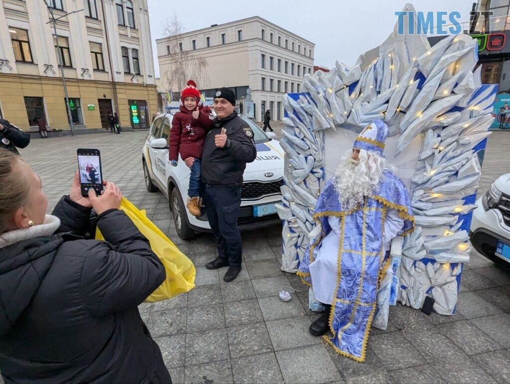 На Михайлівській патрульні поліцейські разом зі Святим Миколаєм вітали житомирян (ФОТО)