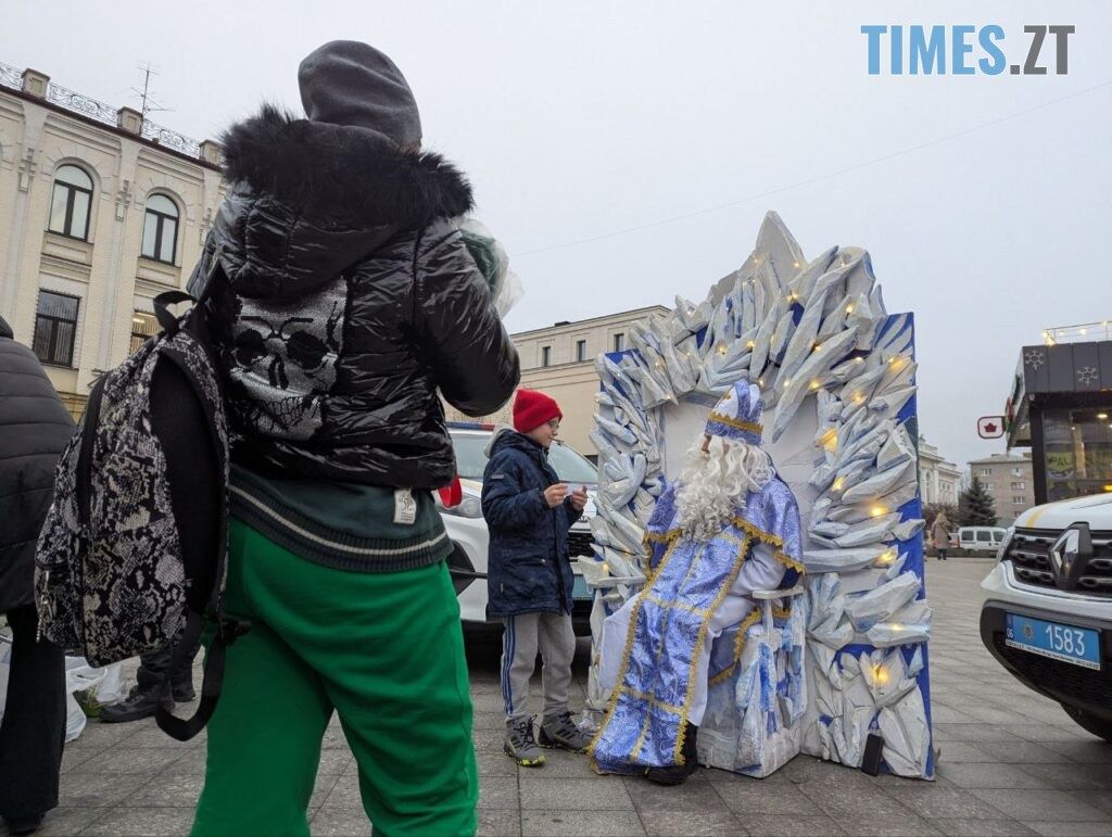 На Михайлівській патрульні поліцейські разом зі Святим Миколаєм вітали житомирян (ФОТО)