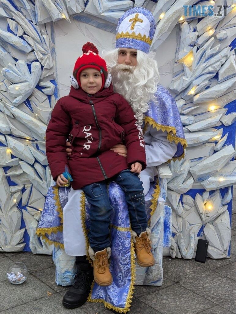 На Михайлівській патрульні поліцейські разом зі Святим Миколаєм вітали житомирян (ФОТО)