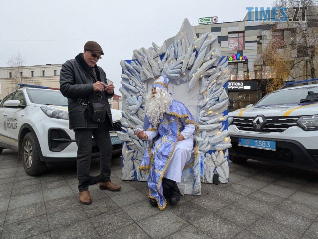 На Михайлівській патрульні поліцейські разом зі Святим Миколаєм вітали житомирян (ФОТО)