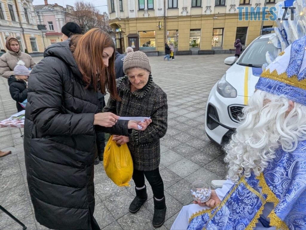 На Михайлівській патрульні поліцейські разом зі Святим Миколаєм вітали житомирян (ФОТО)