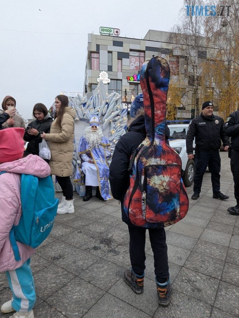 На Михайлівській патрульні поліцейські разом зі Святим Миколаєм вітали житомирян (ФОТО)