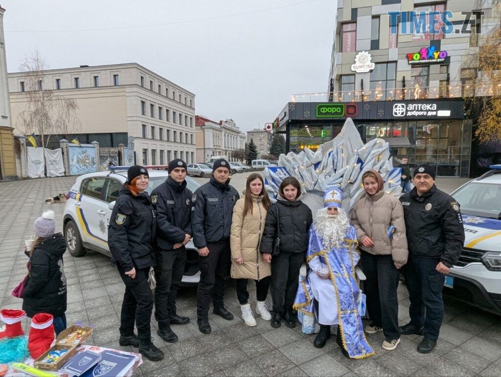 На Михайлівській патрульні поліцейські разом зі Святим Миколаєм вітали житомирян (ФОТО)