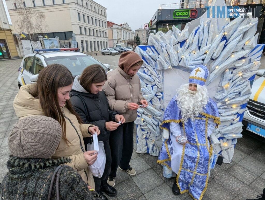 На Михайлівській патрульні поліцейські разом зі Святим Миколаєм вітали житомирян (ФОТО)