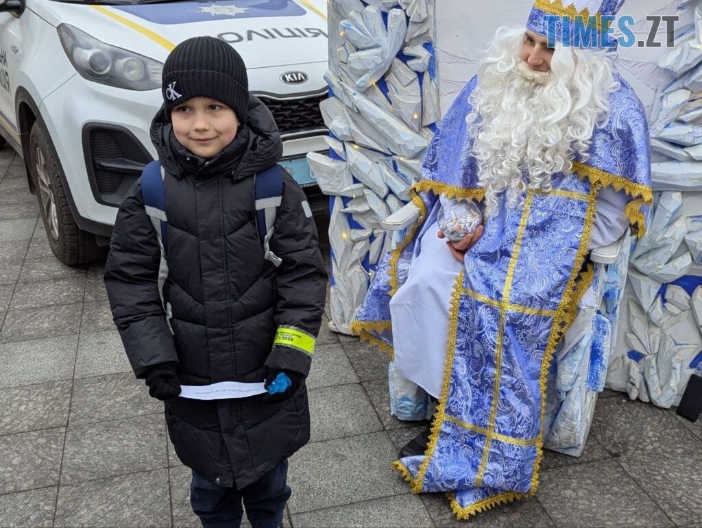 На Михайлівській патрульні поліцейські разом зі Святим Миколаєм вітали житомирян (ФОТО)