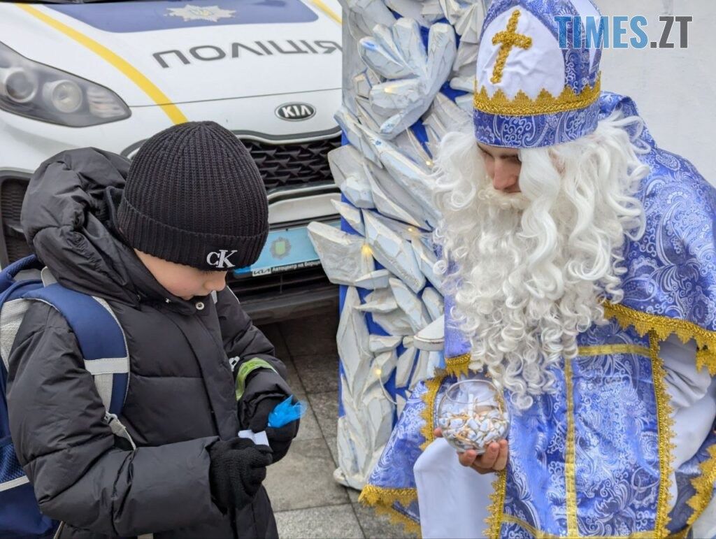 На Михайлівській патрульні поліцейські разом зі Святим Миколаєм вітали житомирян (ФОТО)