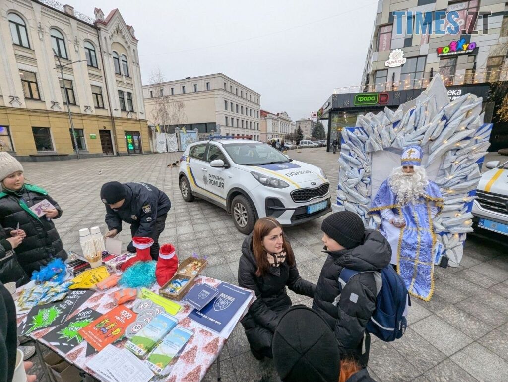 На Михайлівській патрульні поліцейські разом зі Святим Миколаєм вітали житомирян (ФОТО)