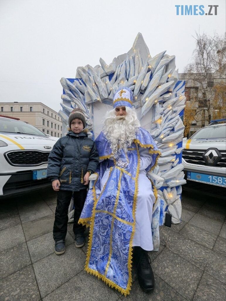 На Михайлівській патрульні поліцейські разом зі Святим Миколаєм вітали житомирян (ФОТО)