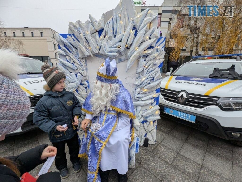 На Михайлівській патрульні поліцейські разом зі Святим Миколаєм вітали житомирян (ФОТО)