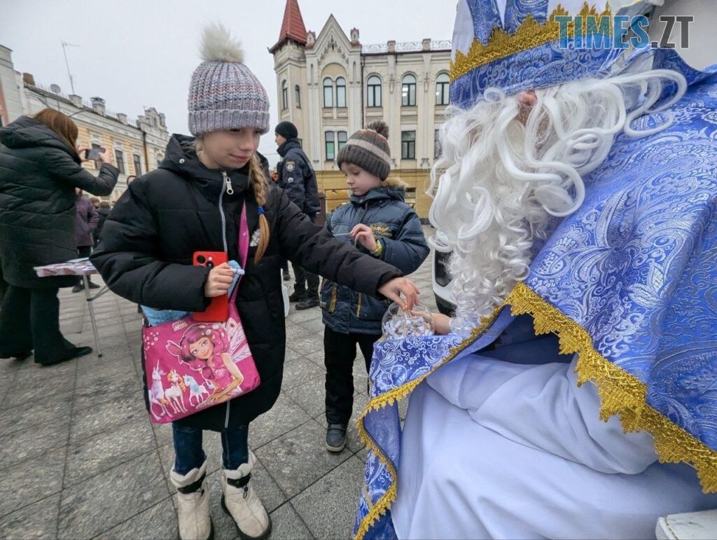 На Михайлівській патрульні поліцейські разом зі Святим Миколаєм вітали житомирян (ФОТО)