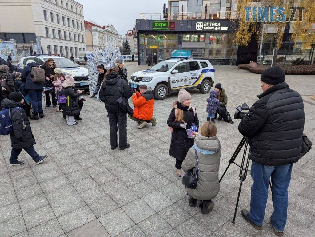 На Михайлівській патрульні поліцейські разом зі Святим Миколаєм вітали житомирян (ФОТО)