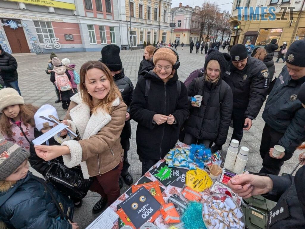 На Михайлівській патрульні поліцейські разом зі Святим Миколаєм вітали житомирян (ФОТО)