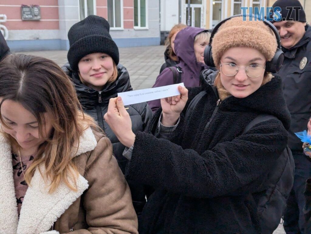 На Михайлівській патрульні поліцейські разом зі Святим Миколаєм вітали житомирян (ФОТО)