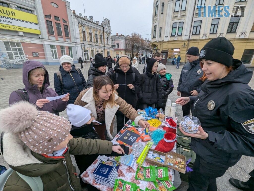 На Михайлівській патрульні поліцейські разом зі Святим Миколаєм вітали житомирян (ФОТО)