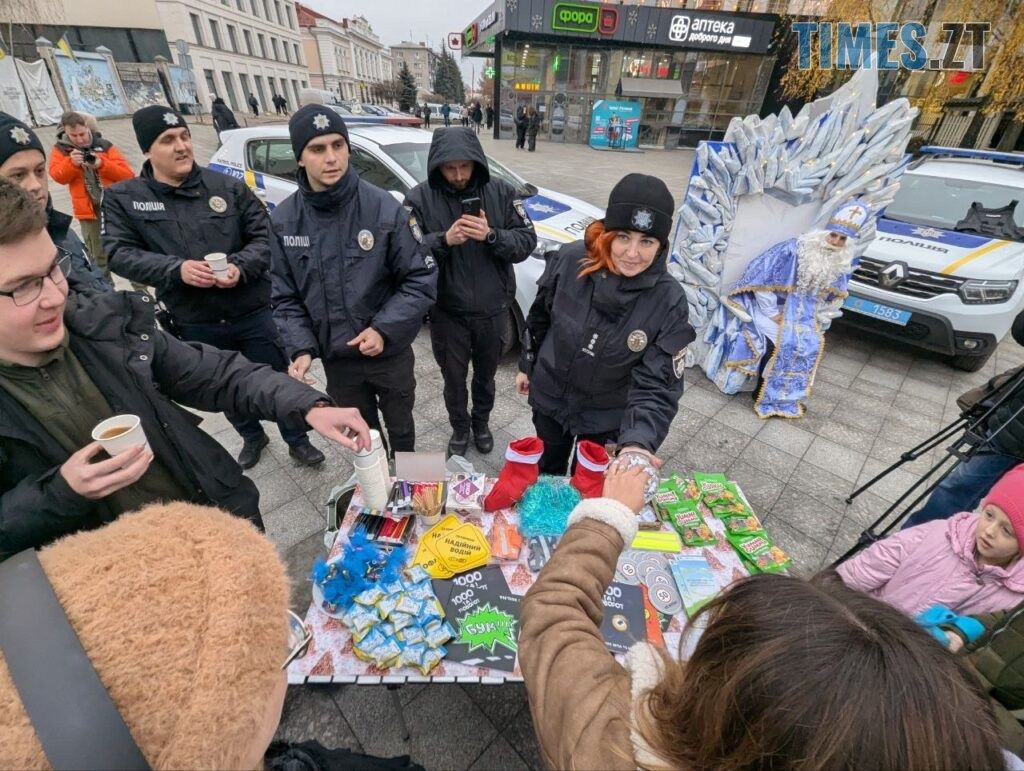 На Михайлівській патрульні поліцейські разом зі Святим Миколаєм вітали житомирян (ФОТО)