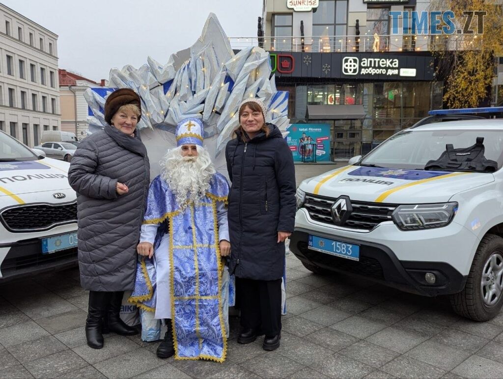 На Михайлівській патрульні поліцейські разом зі Святим Миколаєм вітали житомирян (ФОТО)