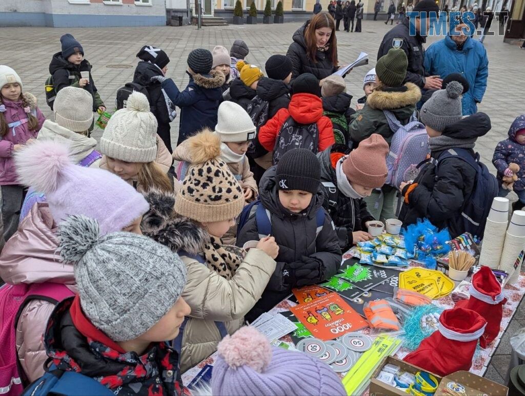 На Михайлівській патрульні поліцейські разом зі Святим Миколаєм вітали житомирян (ФОТО)