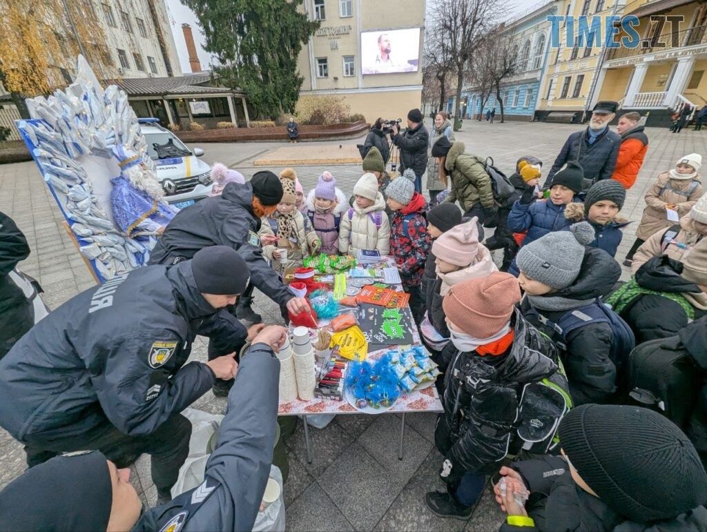 На Михайлівській патрульні поліцейські разом зі Святим Миколаєм вітали житомирян (ФОТО)