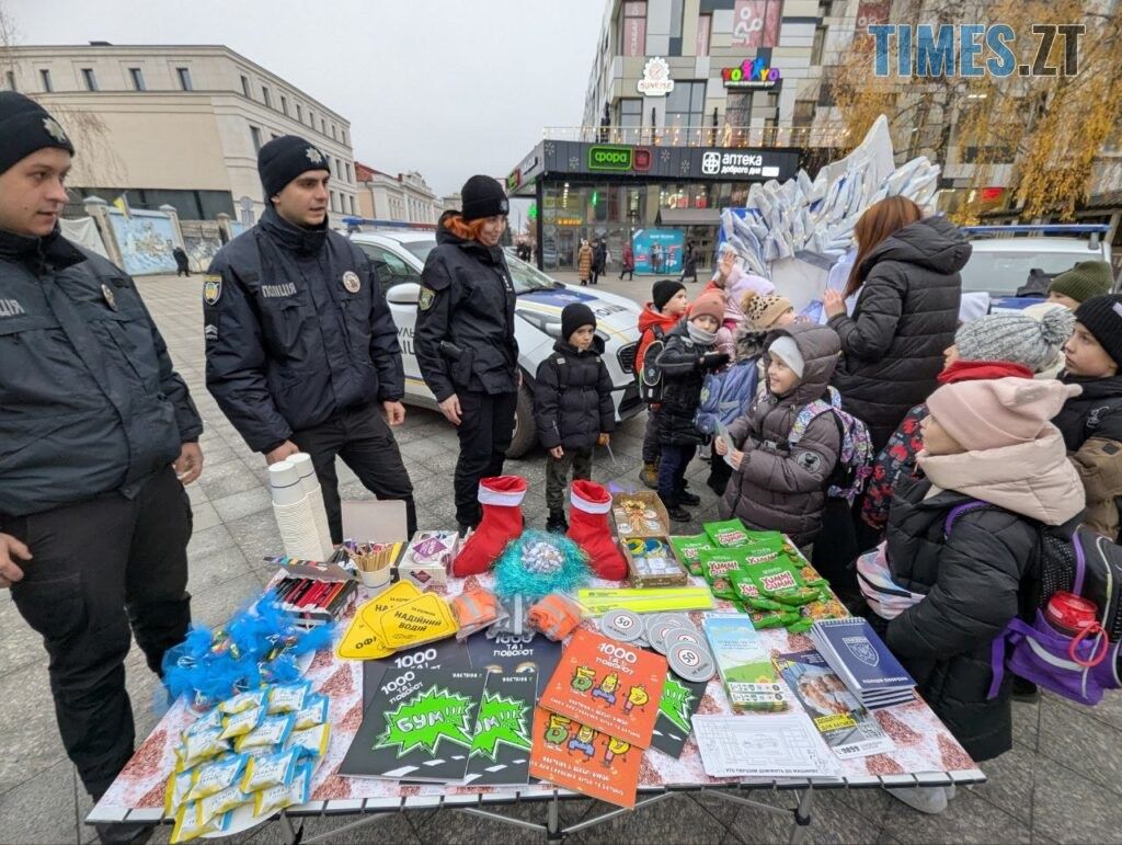 На Михайлівській патрульні поліцейські разом зі Святим Миколаєм вітали житомирян (ФОТО)