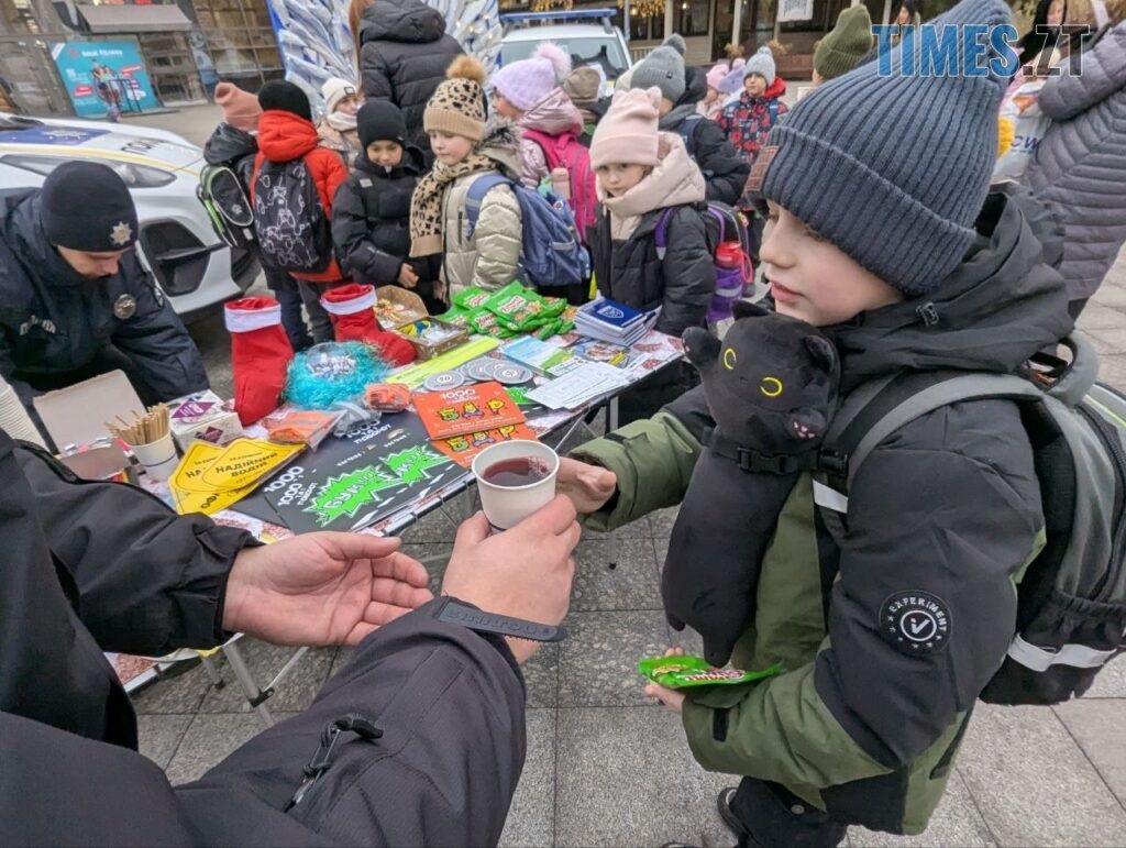 На Михайлівській патрульні поліцейські разом зі Святим Миколаєм вітали житомирян (ФОТО)