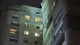 У Києві російський безпілотник влетів у багатоповерховий житловий будинок