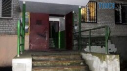 У Житомирі дівчина заради помсти підпалила вхидні двері у квартиру пенсіонерки