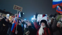 "Ми не росія": у Словаччині люди вийшли на протести проти премʼєра Фіцо