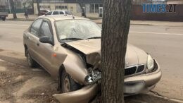 У Житомирі легковик влетів у дерево: є постраждалі