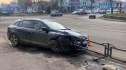 В центрі Житомира легковик влетів у огорожу